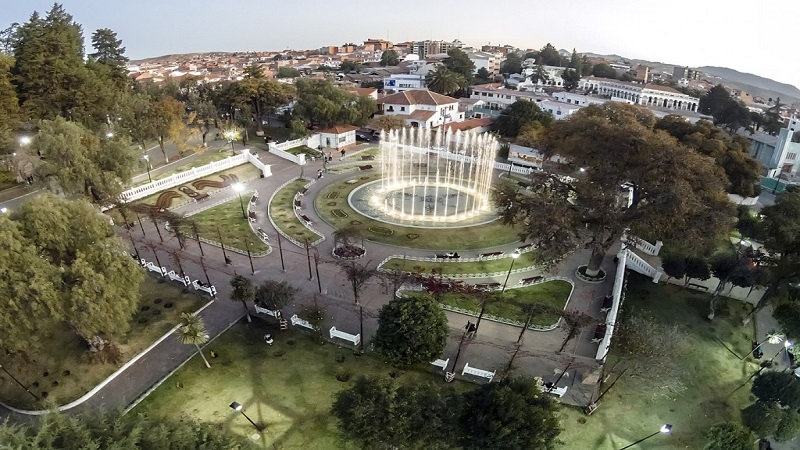 Parque Bolivar Sucre Bolivar resized Bolivia
